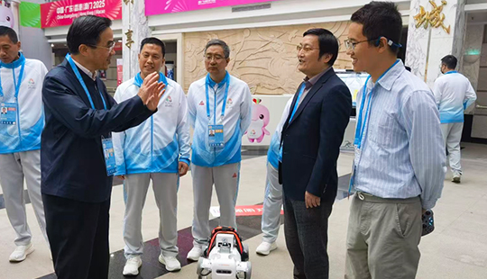 越甲灵动机器导盲犬残奥会首秀，以科技之力点亮无障碍出行